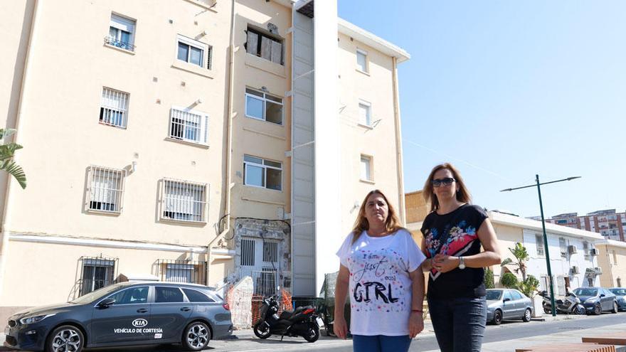 Mari Carmen Hurtado y Ana Sánchez, esta semana delante del bloque de Dos Hermanas en obras desde julio de 2018 por un ascensor.