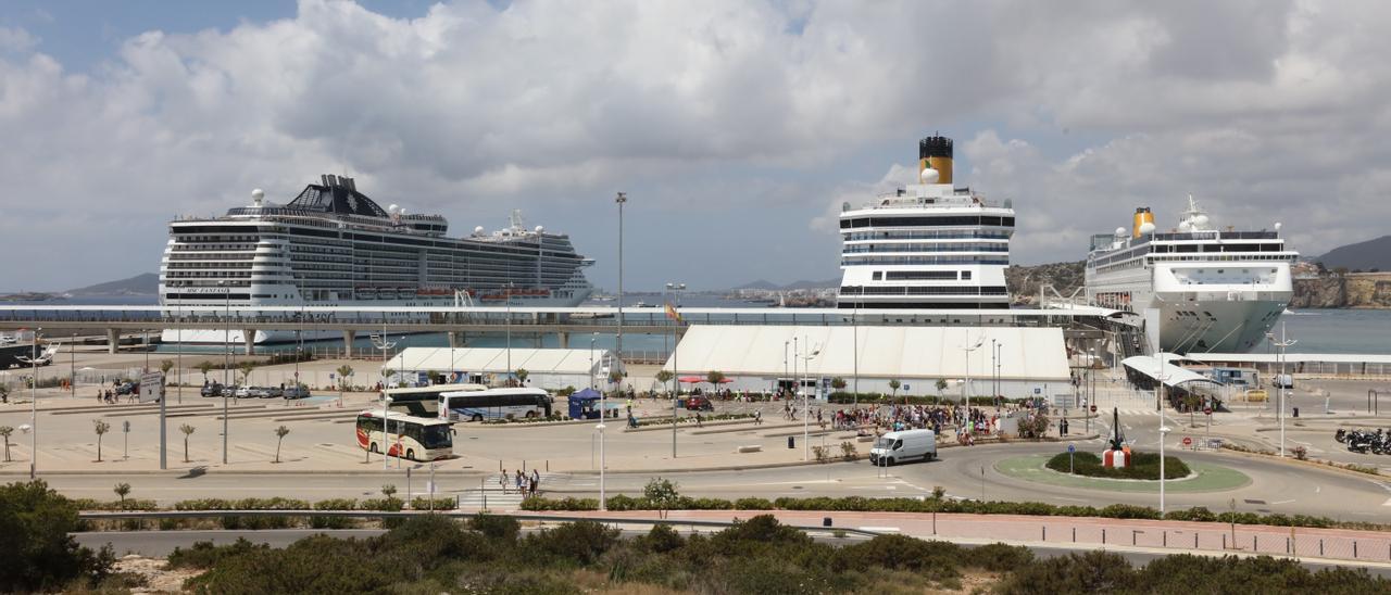 Cruceros en el puerto de Ibiza. Vicent Marí