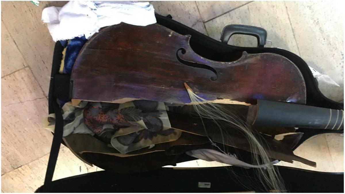 La viola da gamba destruida durante un vuelo.