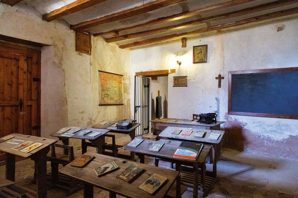 Antigua escuela de posguerra en Mirambel