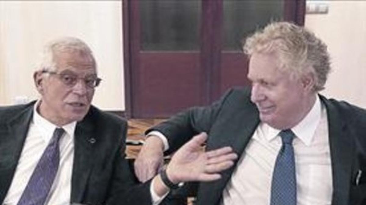 Josep Borrell y Jean Charest, ayer en el Col·legi de Periodistes.