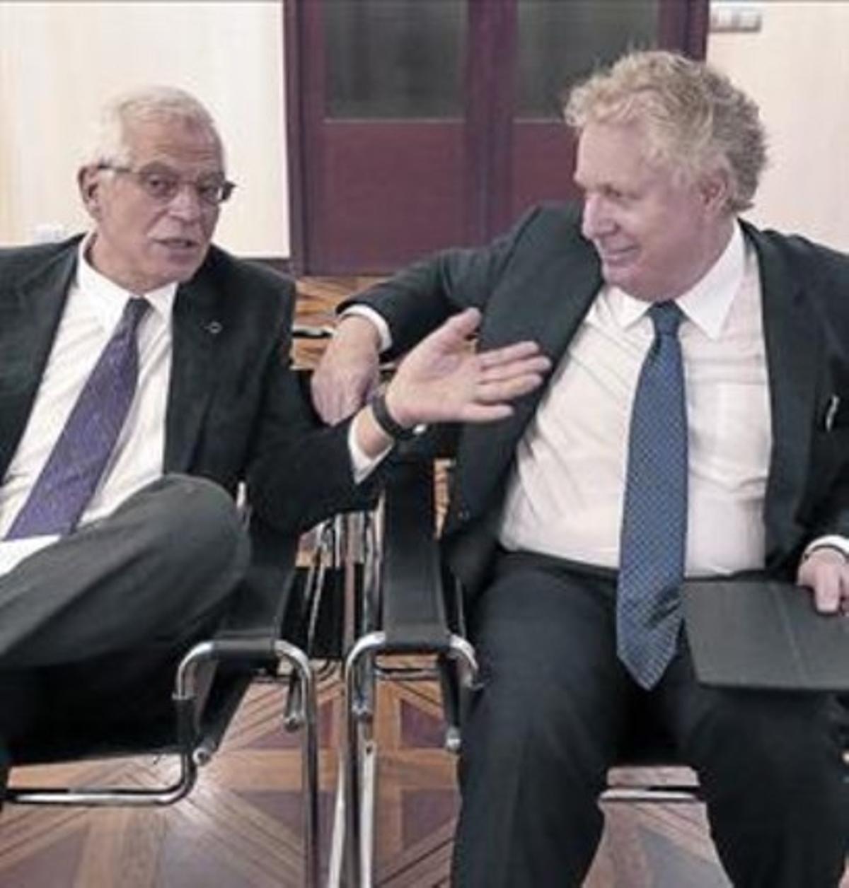 Josep Borrell i Jean Charest, ahir al Col·legi de Periodistes.