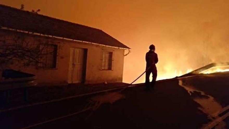 A la izquierda, uno de los militares movilizados trata de extinguir el fuego junto a una casa en Cornollo. A la derecha, los soldados se afanan en la extinción en la comarca del Valledor.