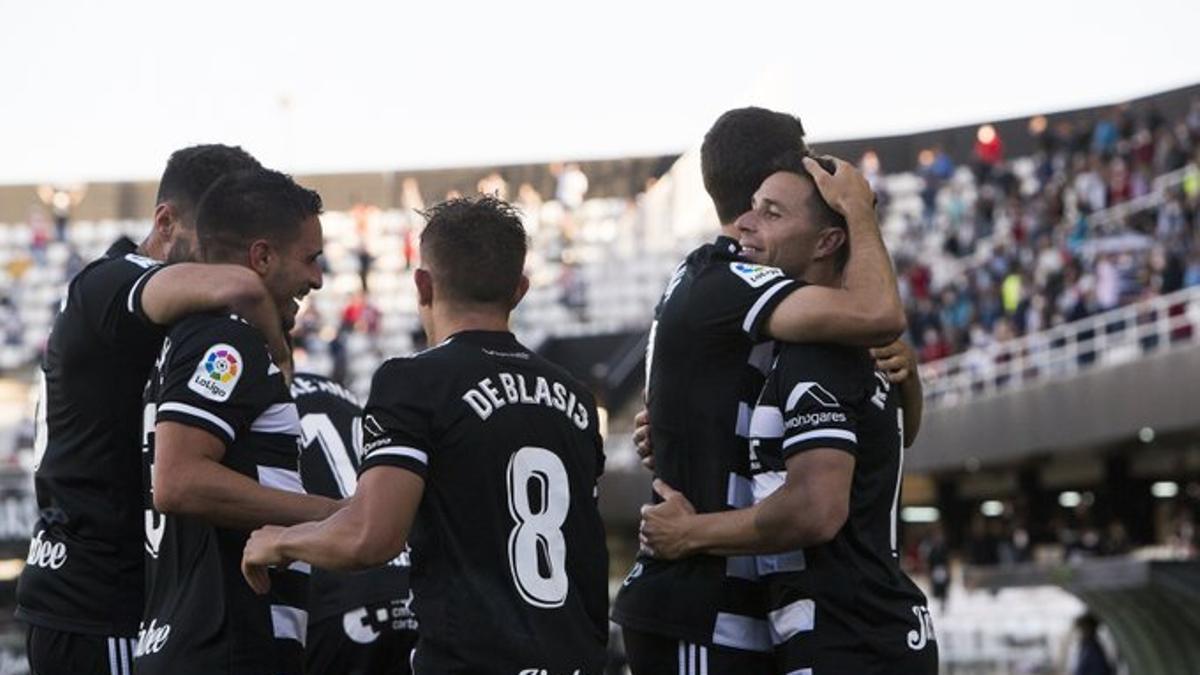 El Cartagena acaricia la salvación y deja al Almería sin ascenso directo.