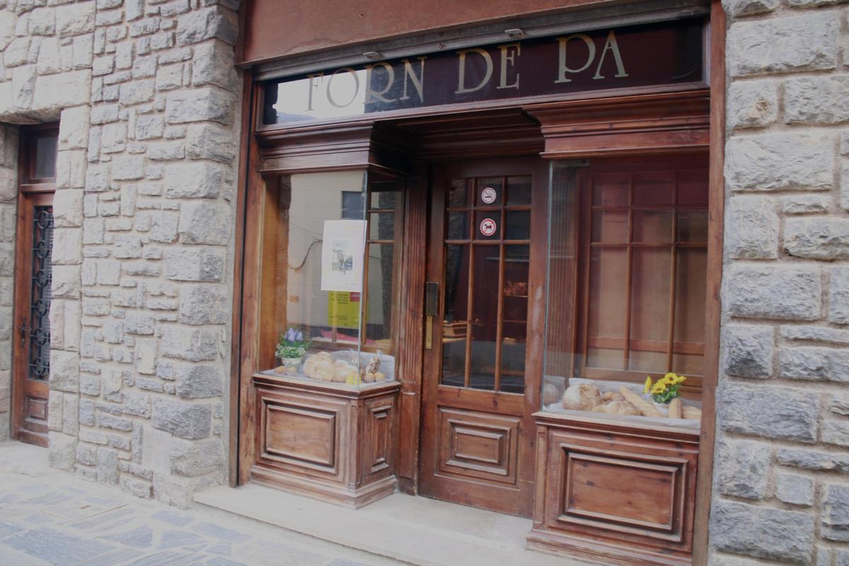 Façana de la fleca que busca relleu.