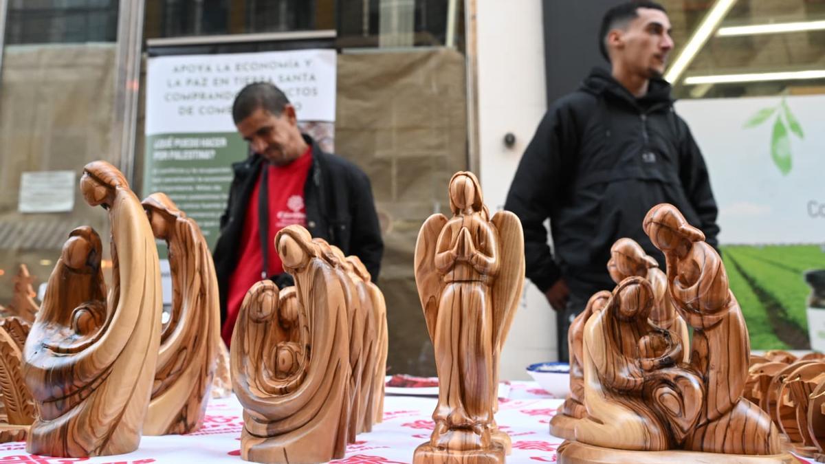Un puesto solidario de Cáritas acerca Palestina y el comercio justo a Elche por Navidad Un puesto solidario de Cáritas acerca Palestina y el comercio justo a Elche por Navidad