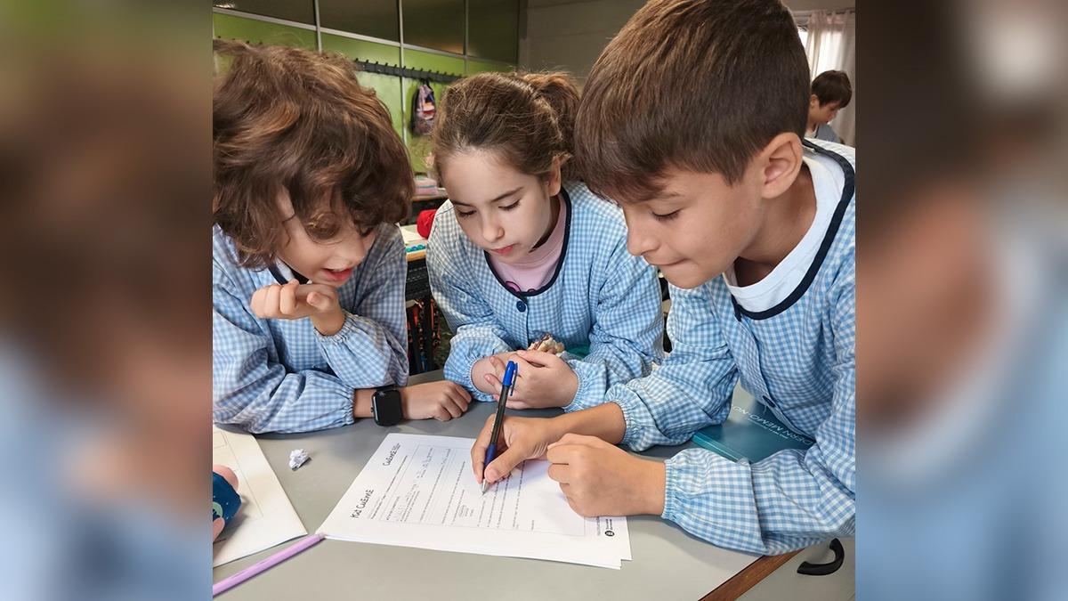 El tesorero, la secretaria y el presidente en el momento de rellenar el acta de constitución de la cooperativa en la escuela Nou Clavé de Mollet.