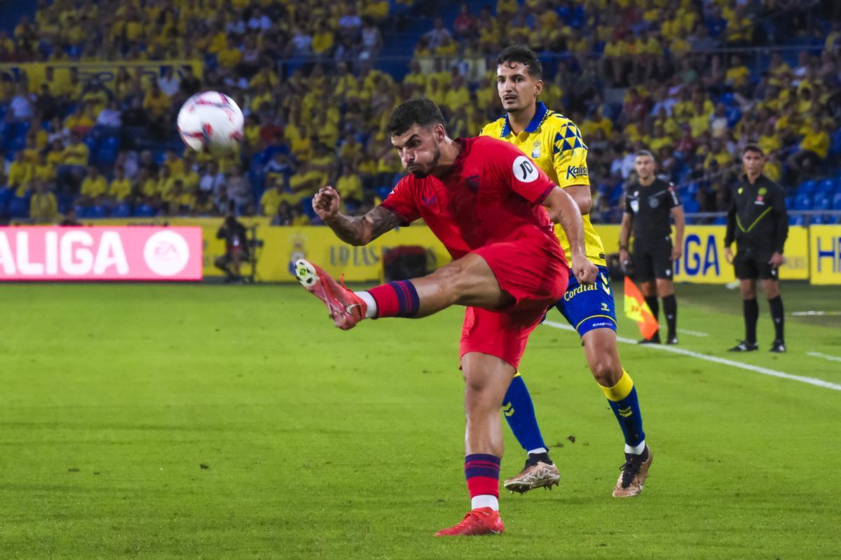 LAS PALMAS DE GRAN CANARIA , 16/08/2024.- El delantero del Sevilla Isaac Romero golpea el balón durante el partido de LaLiga entre la UD Las Palmas y el Sevilla, este viernes en el estadio de Gran Canaria. EFE/ Angel Medina G