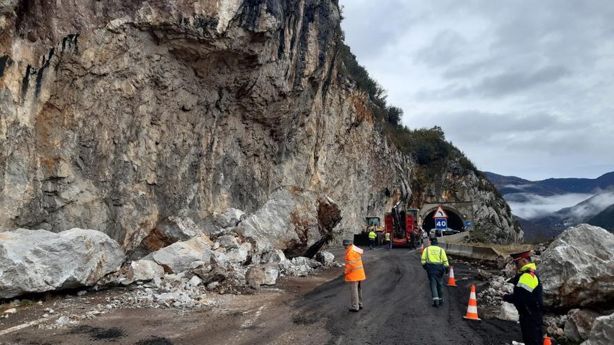 Un gran desprendimiento de rocas obliga a cortar la N-230 durante siete horas en Sartoréns