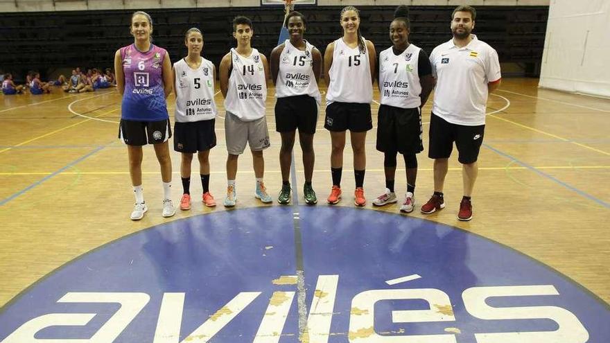 Juanjo García con seis de las ocho jugadoras de la primera plantilla del ADBA para esta temporada.