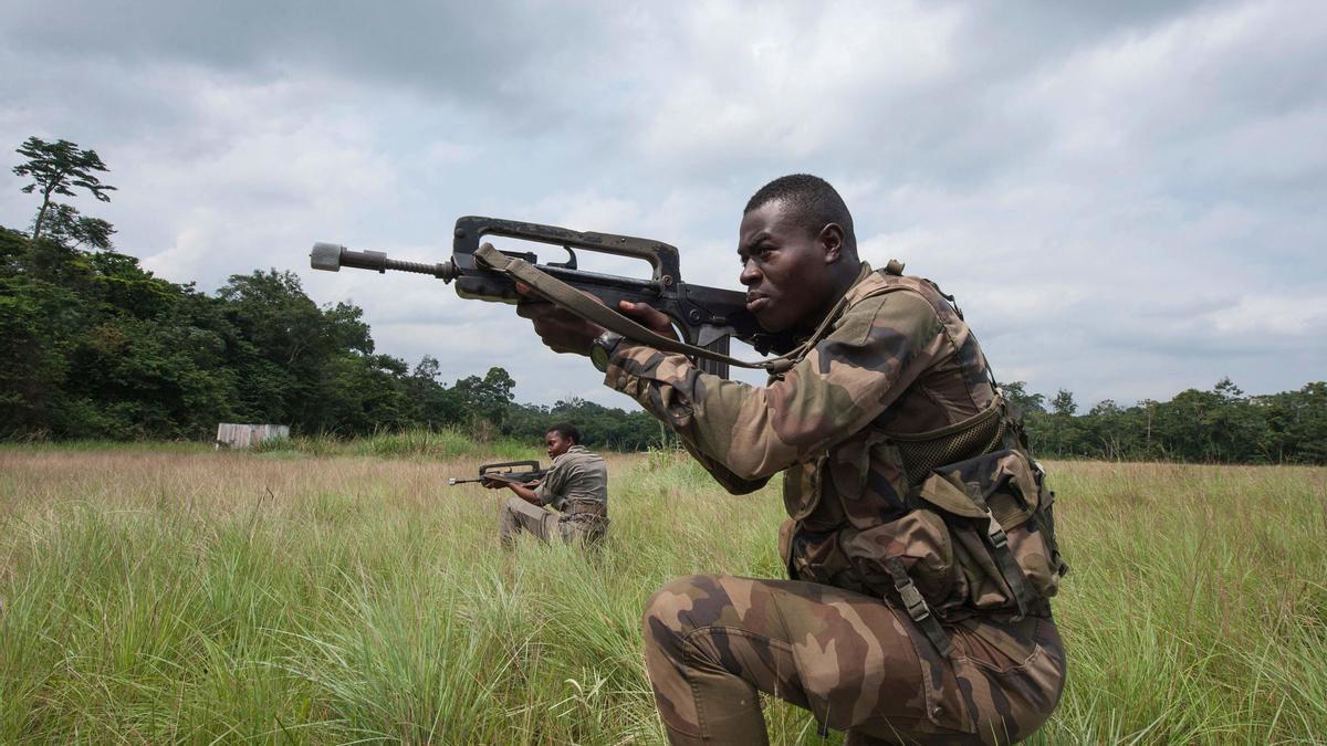 Militares de Gabón realizan prácticas de tiro.