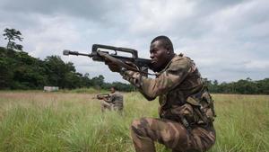 Militares de Gabón realizan prácticas de tiro.