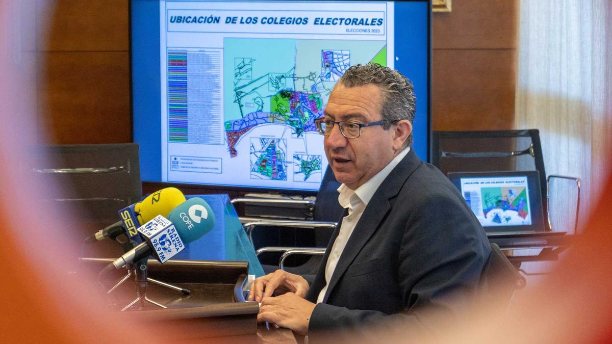 El alcalde Toni Pérez, durante la rueda de prensa en la que se han dado a conocer todos los datos sobre el censo electoral.