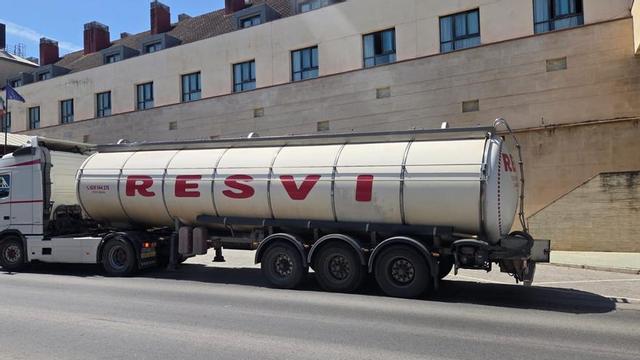 Imagen de las últimas cubas que llegaron a Valle de Abdalajís desde Antequera.