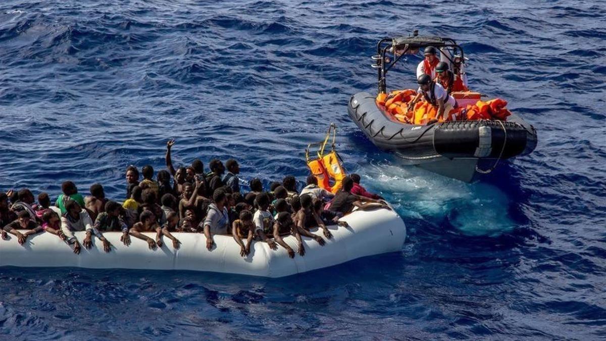 Rescate de inmigrantes a cargo de un equipo de Médicos sin Fronteras, frente a la costas de Libia, el 26 de octubre del 2016.