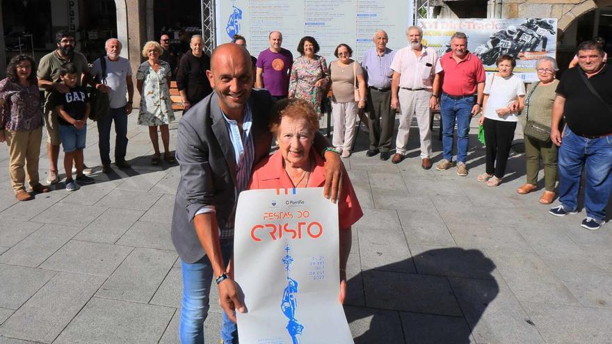 El alcalde, Alejandro Lorenzo, junto a Amparo Tellado, presentan el cartel de las Fiestas del Cristo, con el elenco del grupo de teatro Fontevella y concejales a sus espaldas, ayer. |   // D.P.