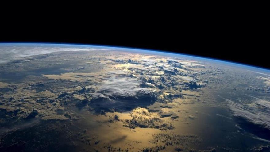 Panorámica parcial de la superficie terrestre desde el espacio.