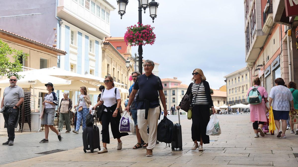 Turistas en la comercial calle La Cámara, con la Plaza de España al fondo.