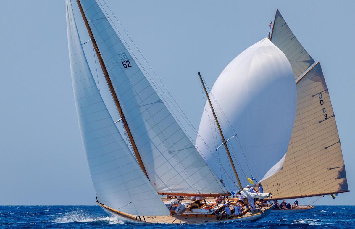 XXX REGATA ILLES BALEARS CLÃSSICSVELA CLÃSICA MALLORCA. El Manitou (1937) en primer plano