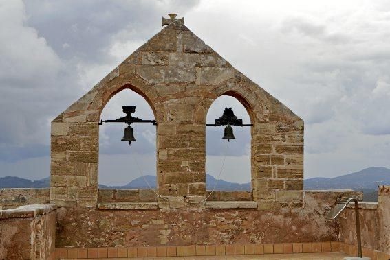 Zacken, Schießscharten, hohe Mauern: Ein Besuch in der Festung im Nordosten von Mallorca.