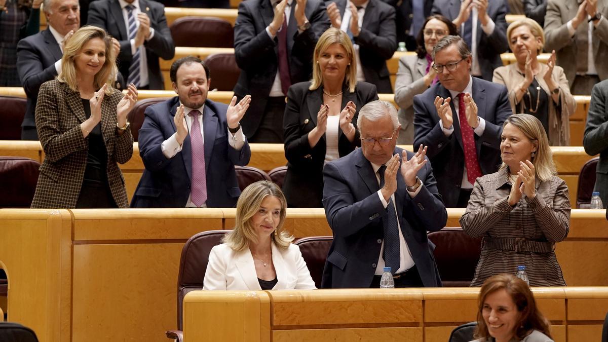La portavoz del PP en el Senado, Alicia García Rodríguez, es aplaudida por su bancada.