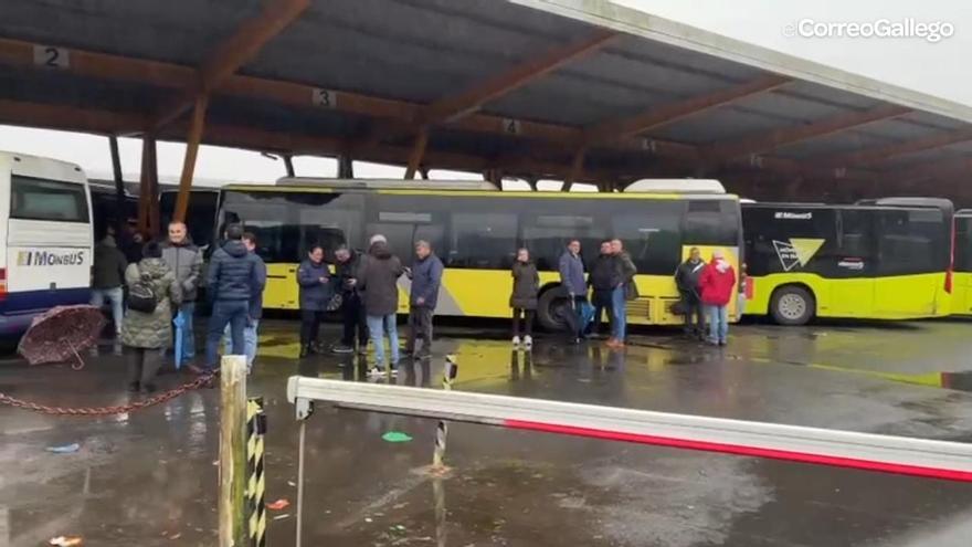Huelga de buses en Santiago: los piquetes impiden que salgan los servicios mínimos de Amio