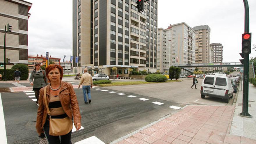 Uno de los tres nuevos pasos de peatones de la avenida de Castelao, ya funcionando.