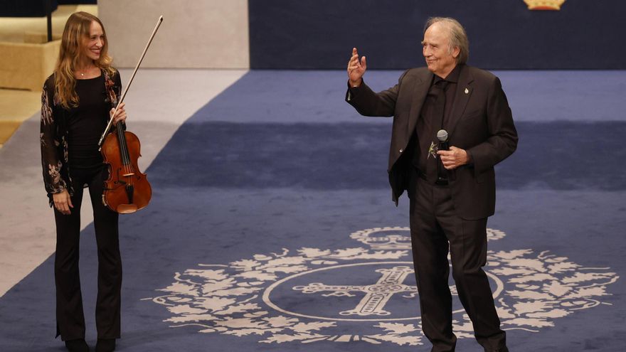 Joan Manuel Serrat emociona al Teatro Campoamor durante su interpretación de &quot;Aquellas pequellas cosas&quot; en el Teatro Campoamor