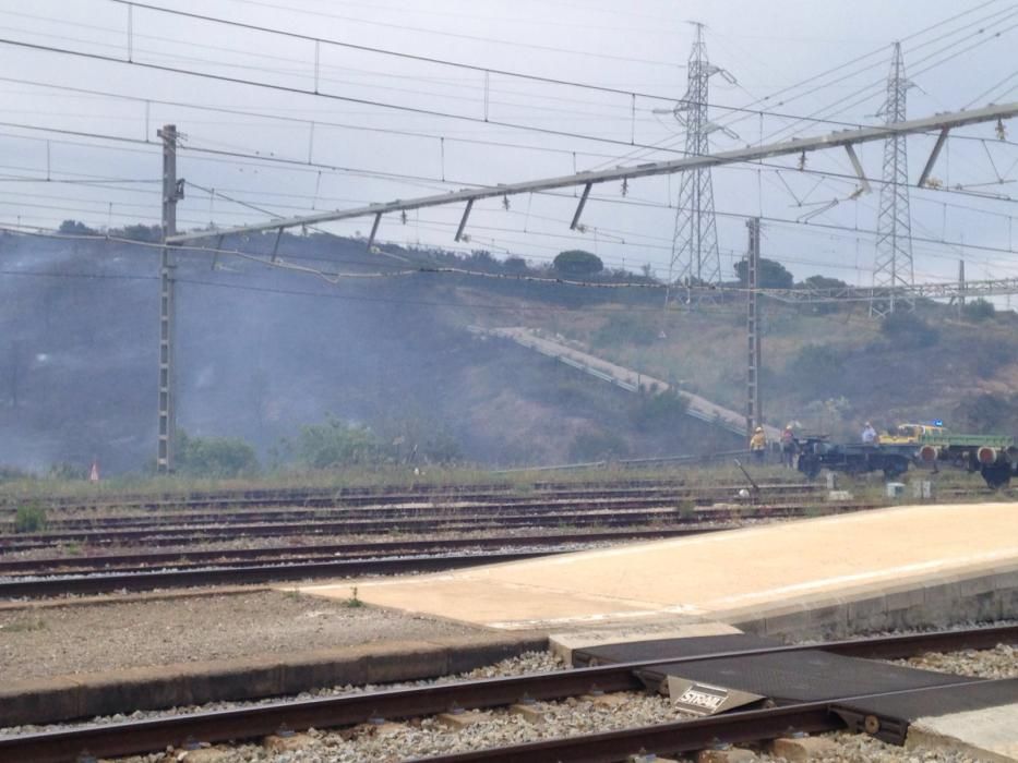 Un incendi forestal crema a tocar de l'estació de tren de Llançà