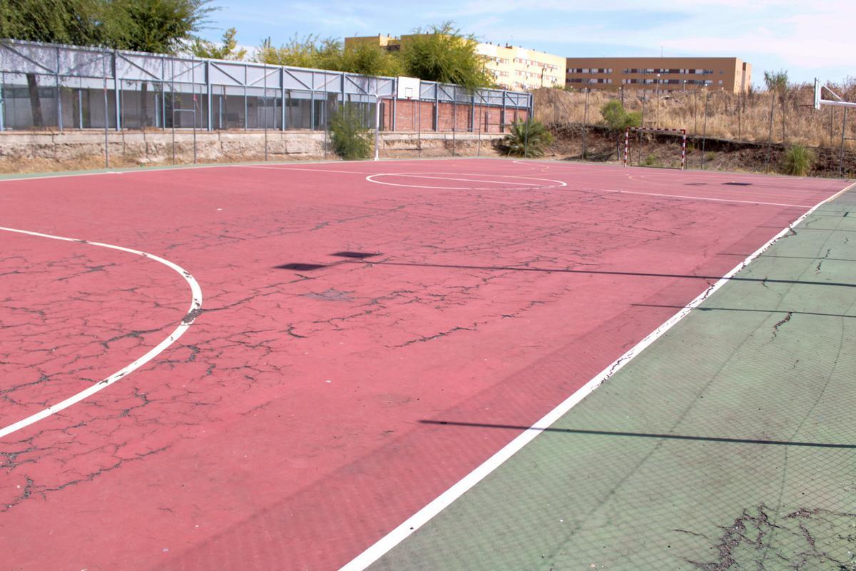 La capital extremeña mejorará dos de sus pistas deportivas.