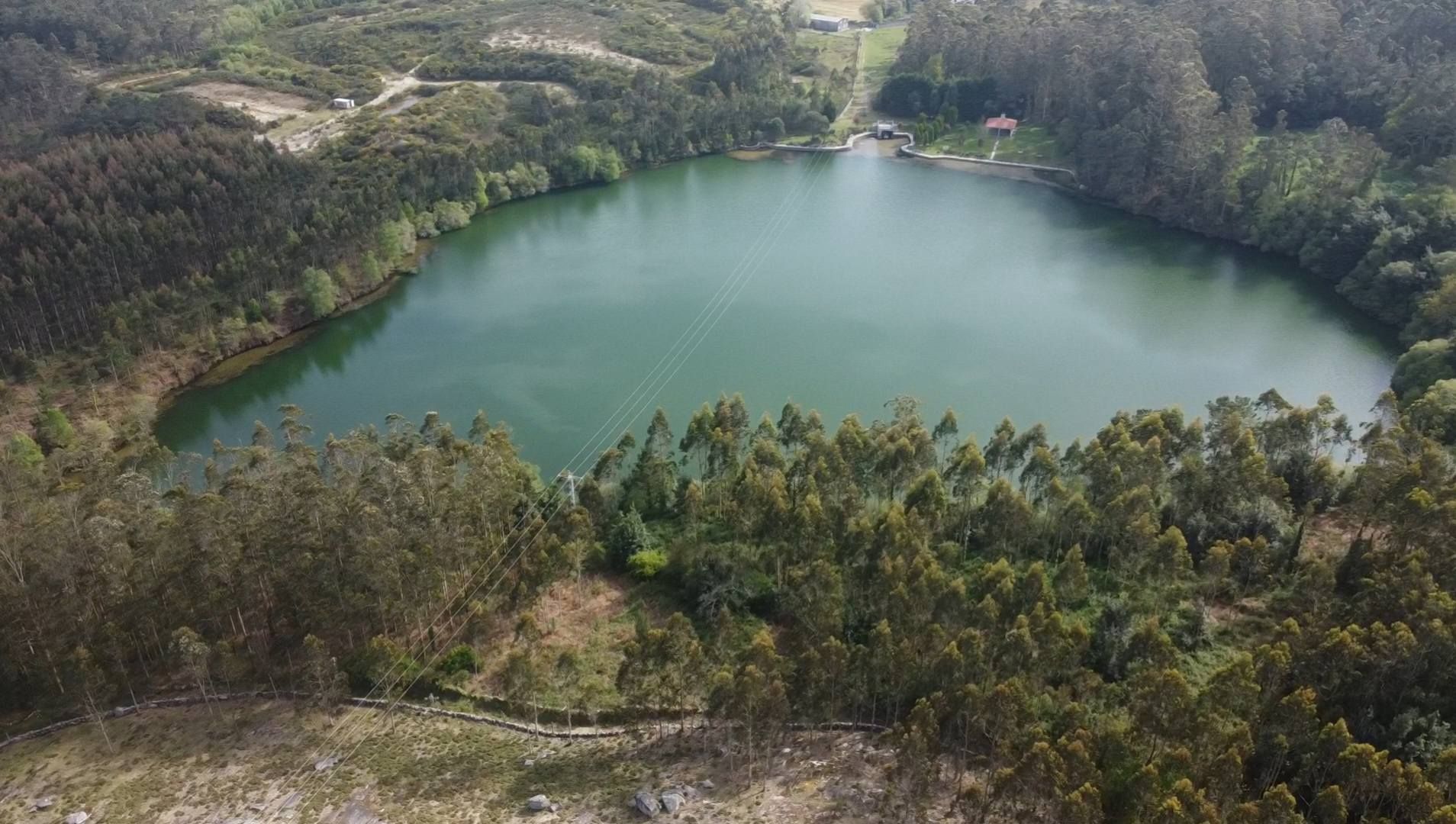 Lago de la antigua mina de Coéns, en Laxe.