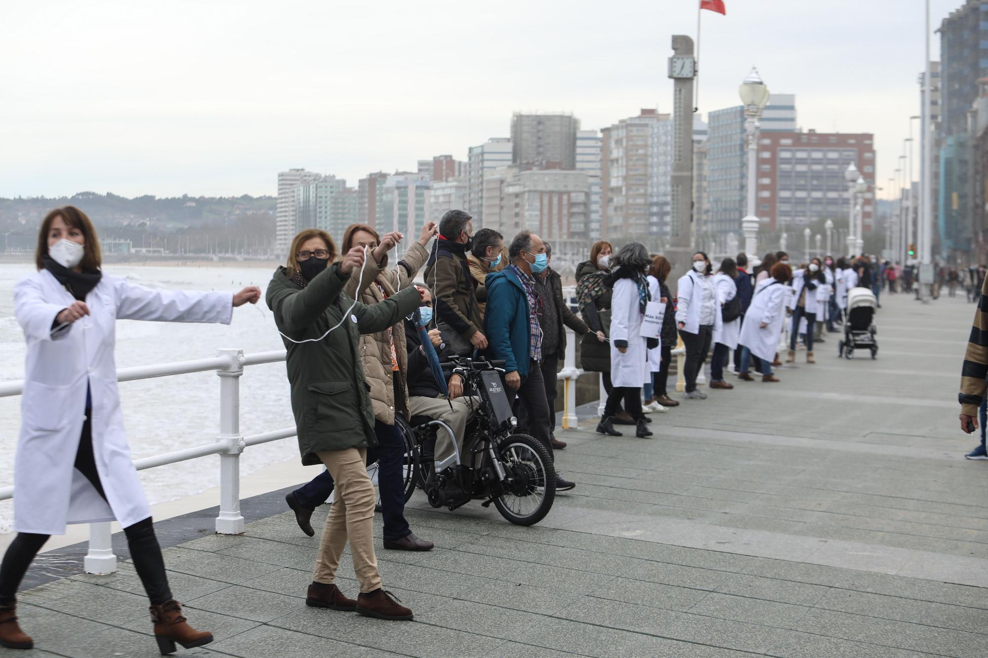 Cadena humana en Gijón por la sanidad pública