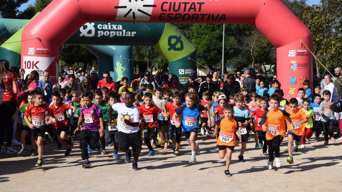 Decenas de niños en la carrera de Fent Camí.