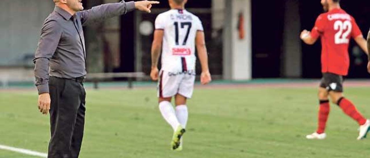 Albert Ferrer da instrucciones a sus futbolistas el sábado ante el Huesca.