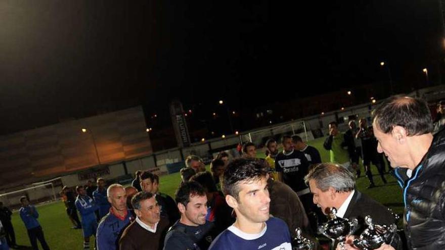 Pablo Hernández, recibiendo la copa individual tras la final.