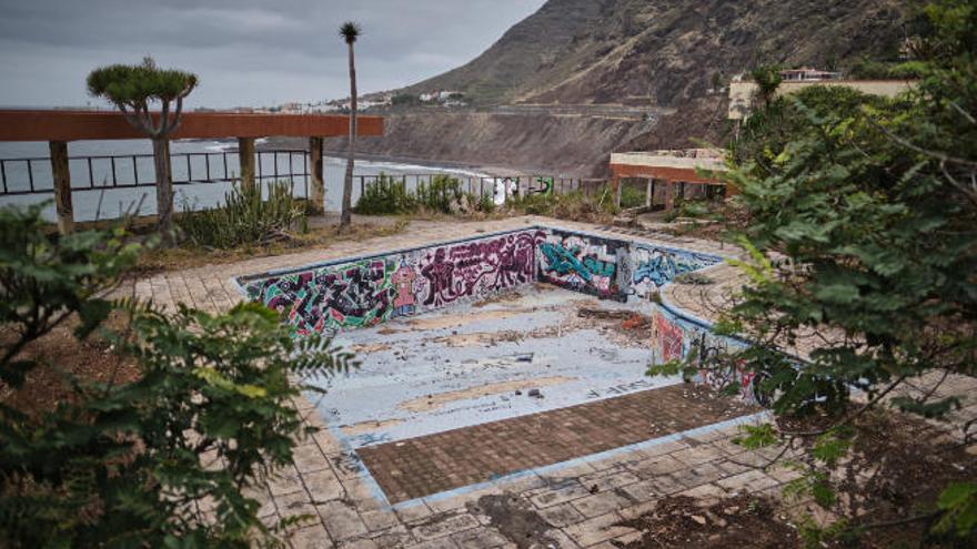 Estado en el que se encuentra actualmente una de las piscinas del emblemático hotel Neptuno.