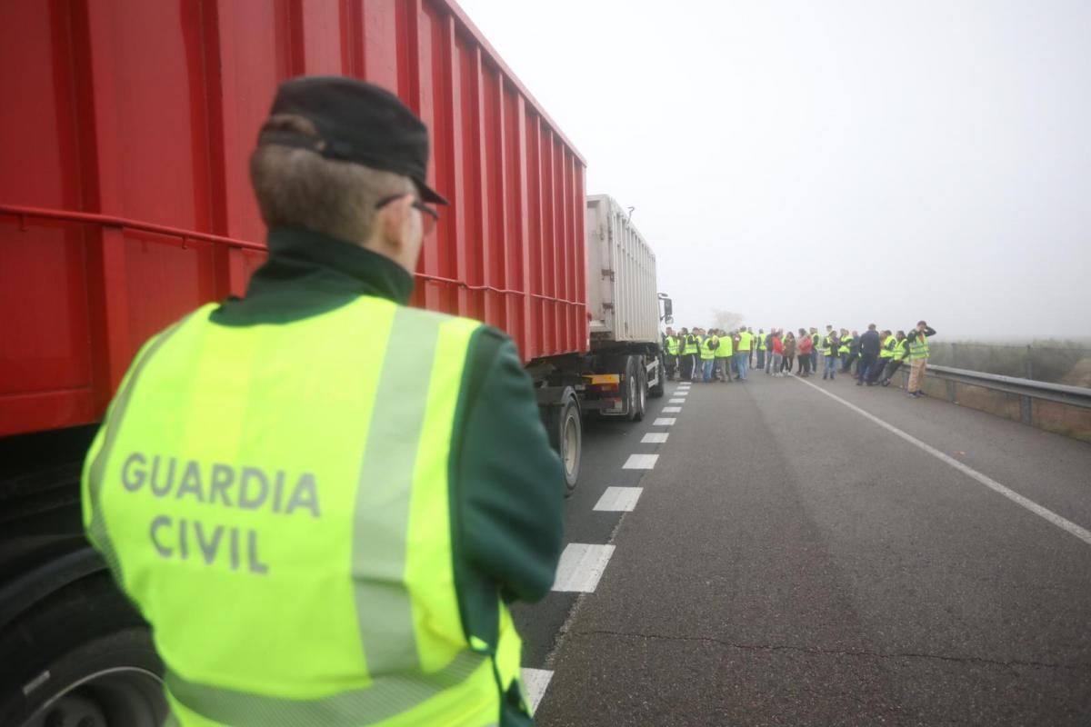 Agricultores cortan la autovía A-4 entre Montoro y Villa del Río