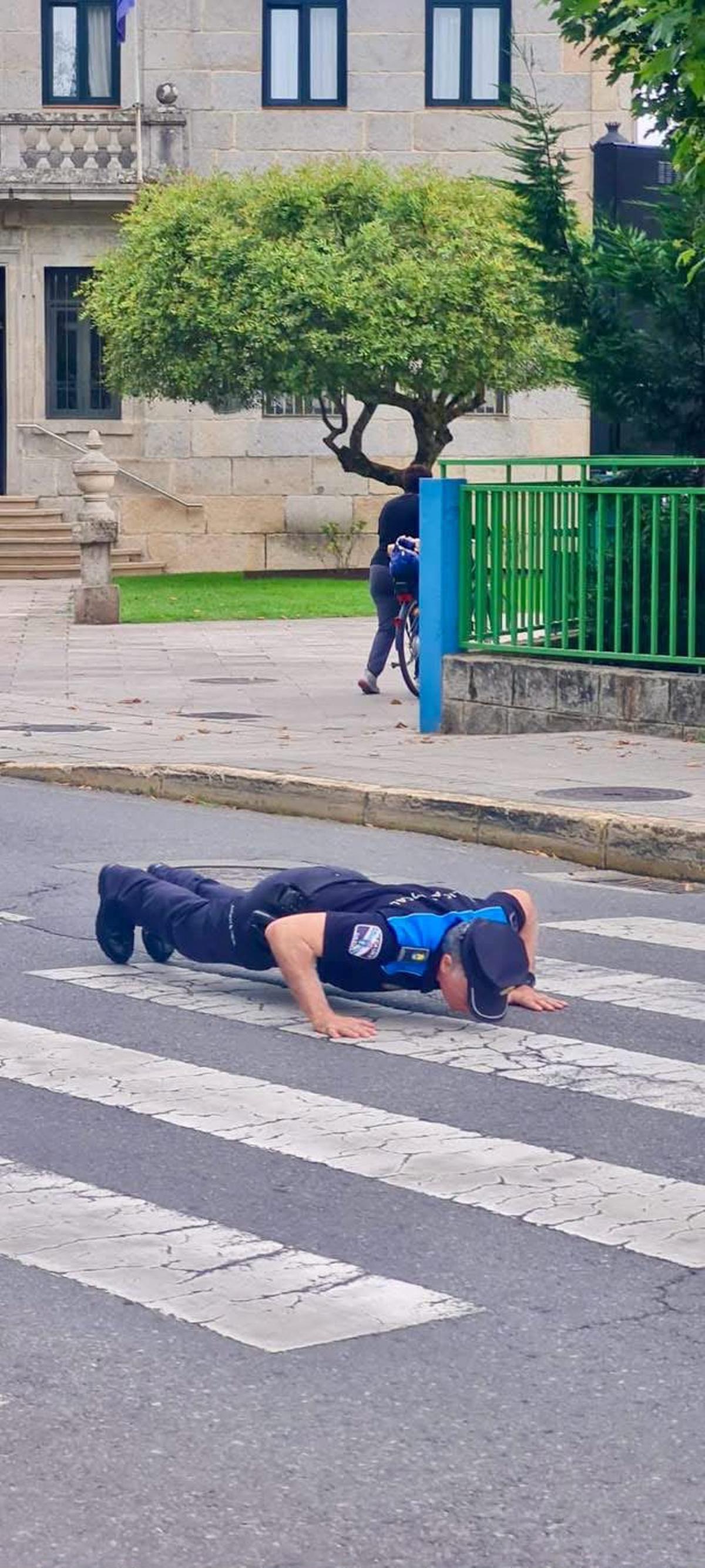 Momento en el que besó el paso de peatones que marcó gran parte de su vida.