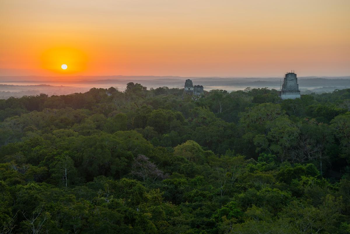 Vivir el amanecer en el Parque Nacional Tikal (Guatemala) es una de las experiencias más impactantes del mundo maya.