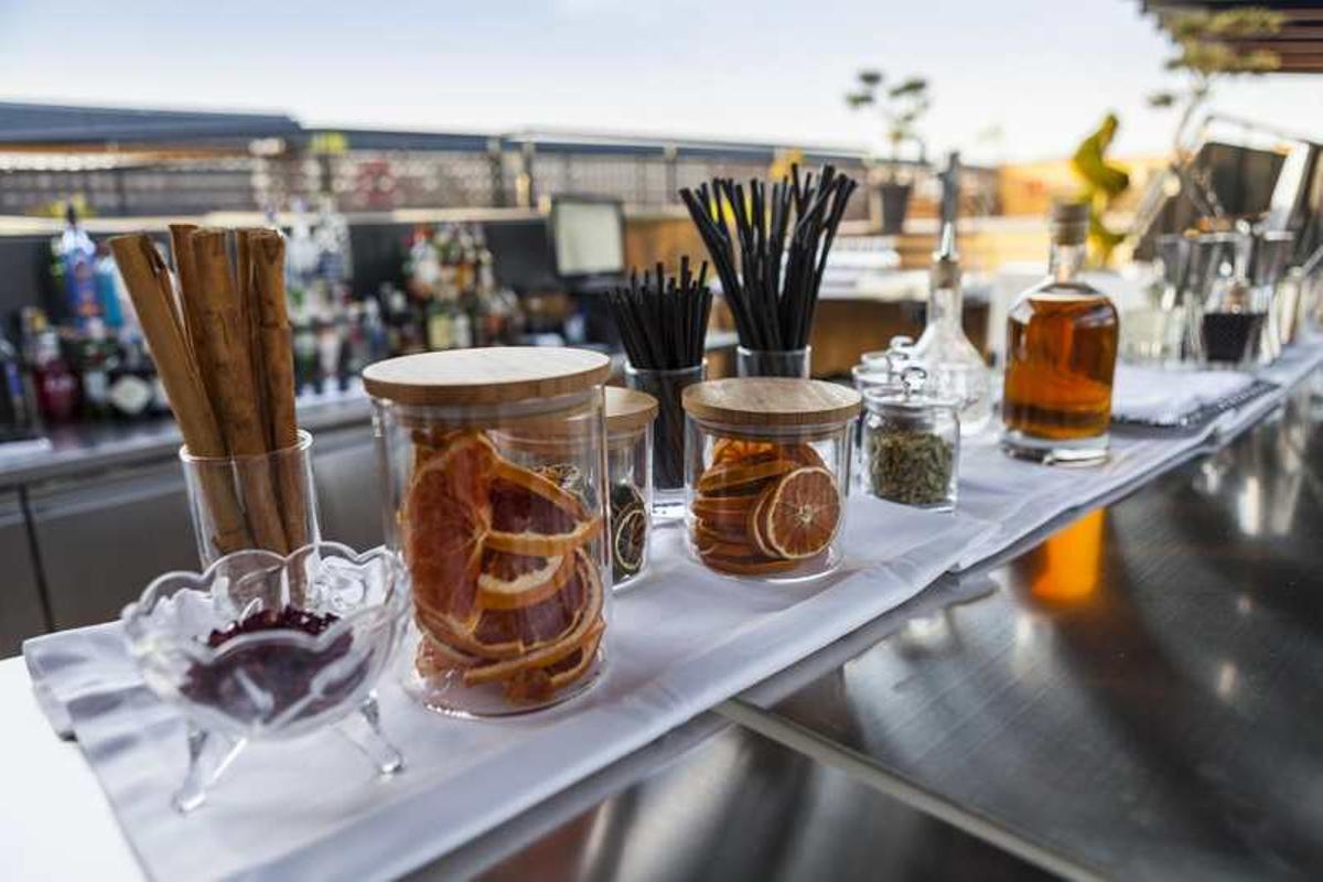 Cócteles estivales con un toque único La propuesta de La Terraza Palace se centra en una cuidada selección de cócteles y bebidas, ideales para refrescar las cálidas noches de verano. La carta, a cargo de expertos mixólogos, ofrece una variedad de combinaciones innovadoras y sorprendentes que van desde los clásicos hasta creaciones sorprendentes. La experiencia se completa con una atmósfera sofisticada y unas vistas espectaculares.
