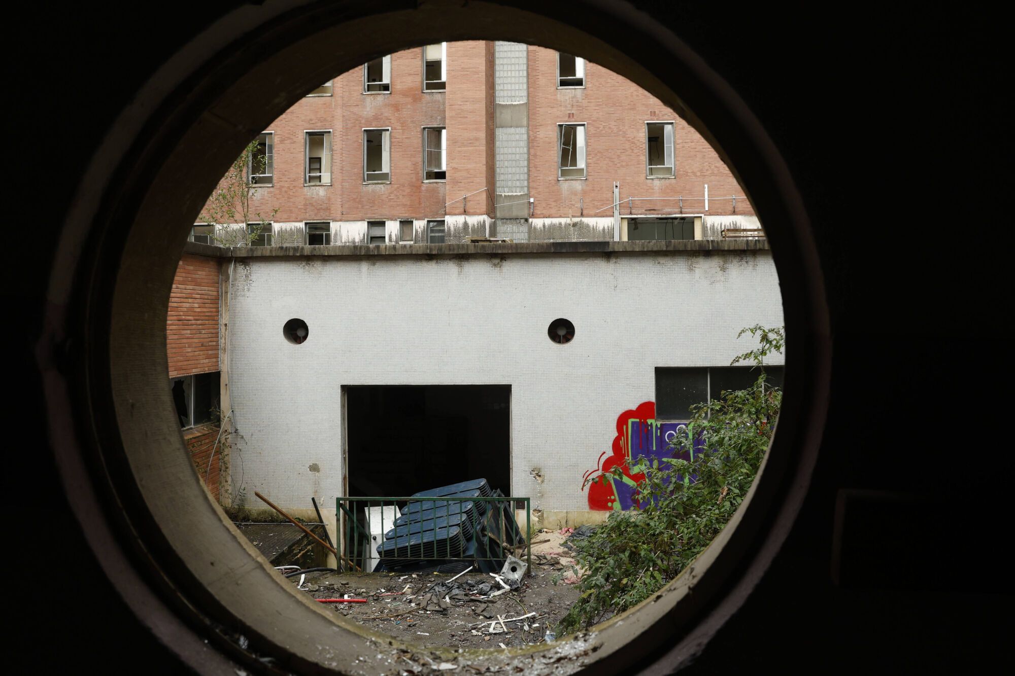 EN IMÁGENES: Viaje al interior del viejo HUCA, desvalijado y vandalizado por su abandono