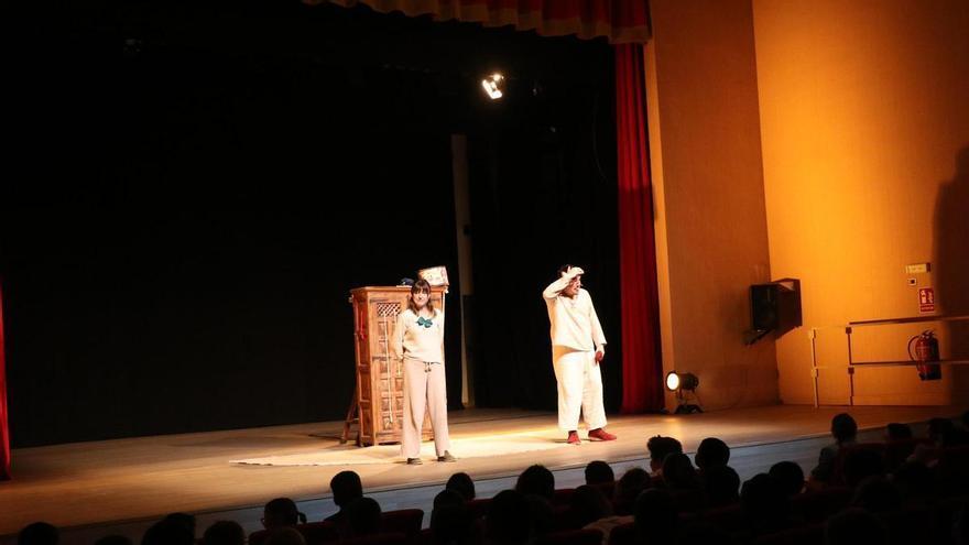 Llíria acerca las artes escénicas a más de 1.200 escolares con la iniciativa “Anem al teatre”