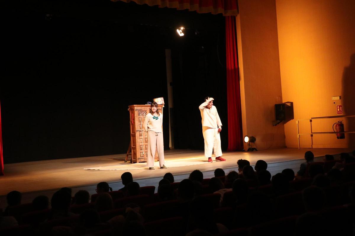 Más de 1.200 estudiantes asisten a las funciones de la campaña “Anem al teatre” 2026.