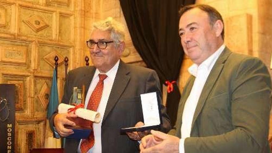 Nicanor Fernández Álvarez, presidente de la Fundación Oso de Asturias (FOA), recibe el galardón del consejero de Infraestructuras, Fernando Lastra.