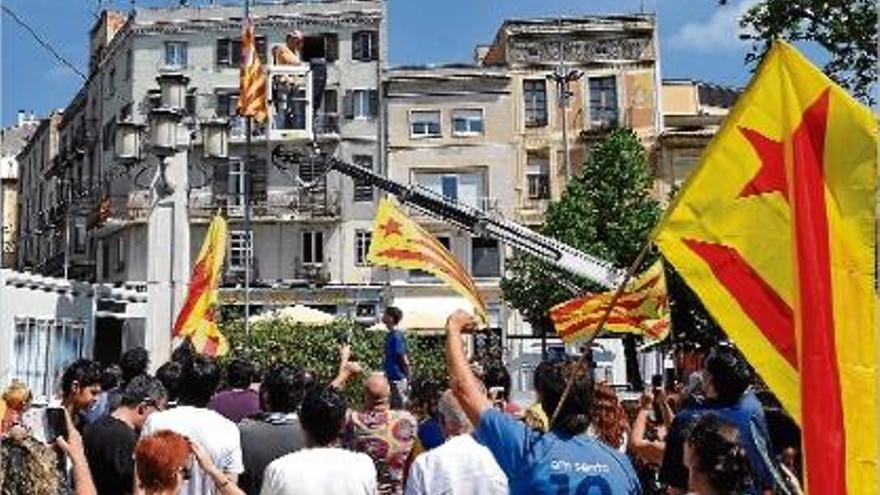 Hissen l&#039;estelada a la Rambla en un acte reivindicatiu