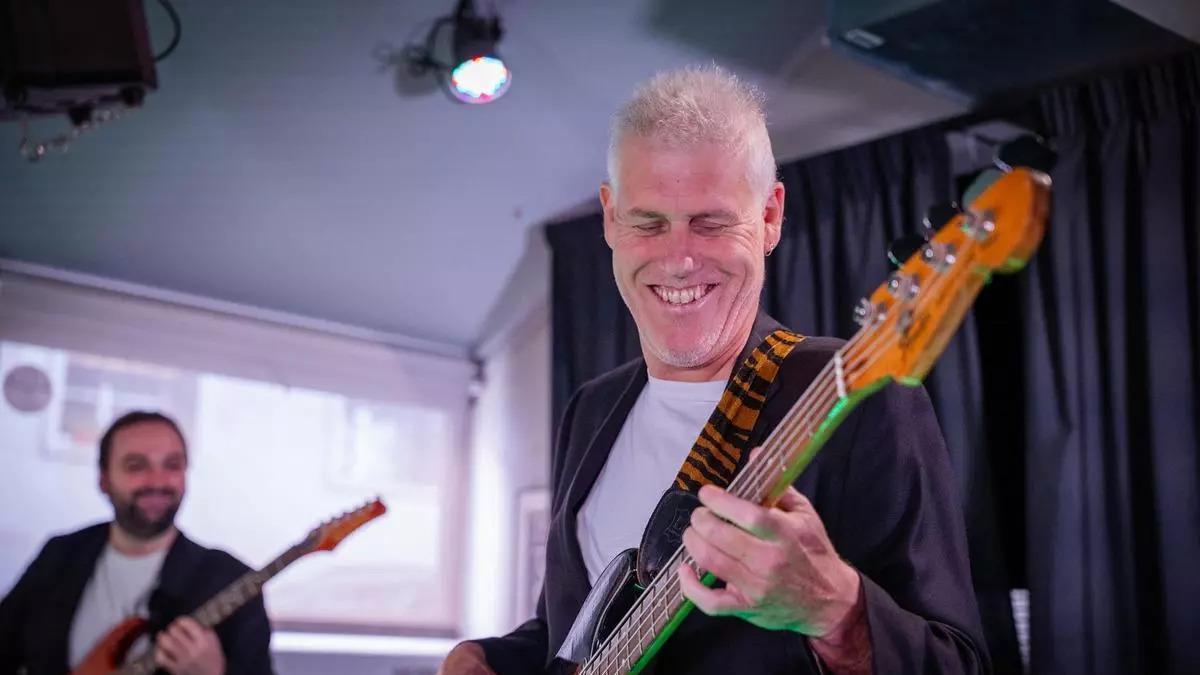 Joan Roca con su bajo en Espai Xocolat