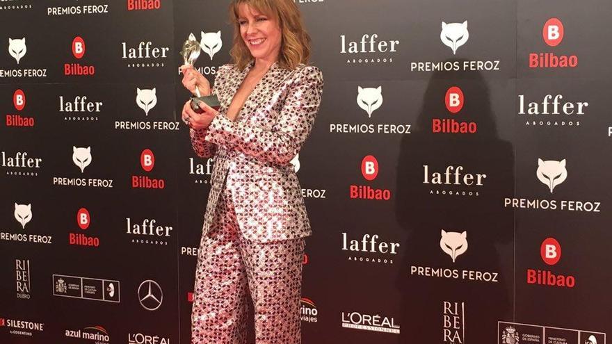 Eva Llorach posa con su Premio Feroz a la Mejor Actriz Protagonista.