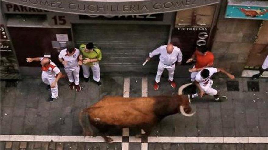 Miura cierra los encierros de San Fermín con una carrera peligrosa y tres heridos por asta