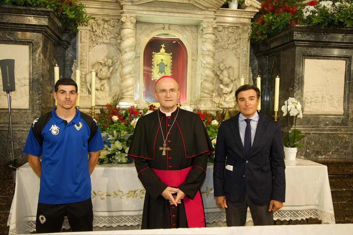 Nico Espinosa, el obispo Munilla y Carlos Parodi, fotografiados junto al camerín tras presentar los arreglos florales.