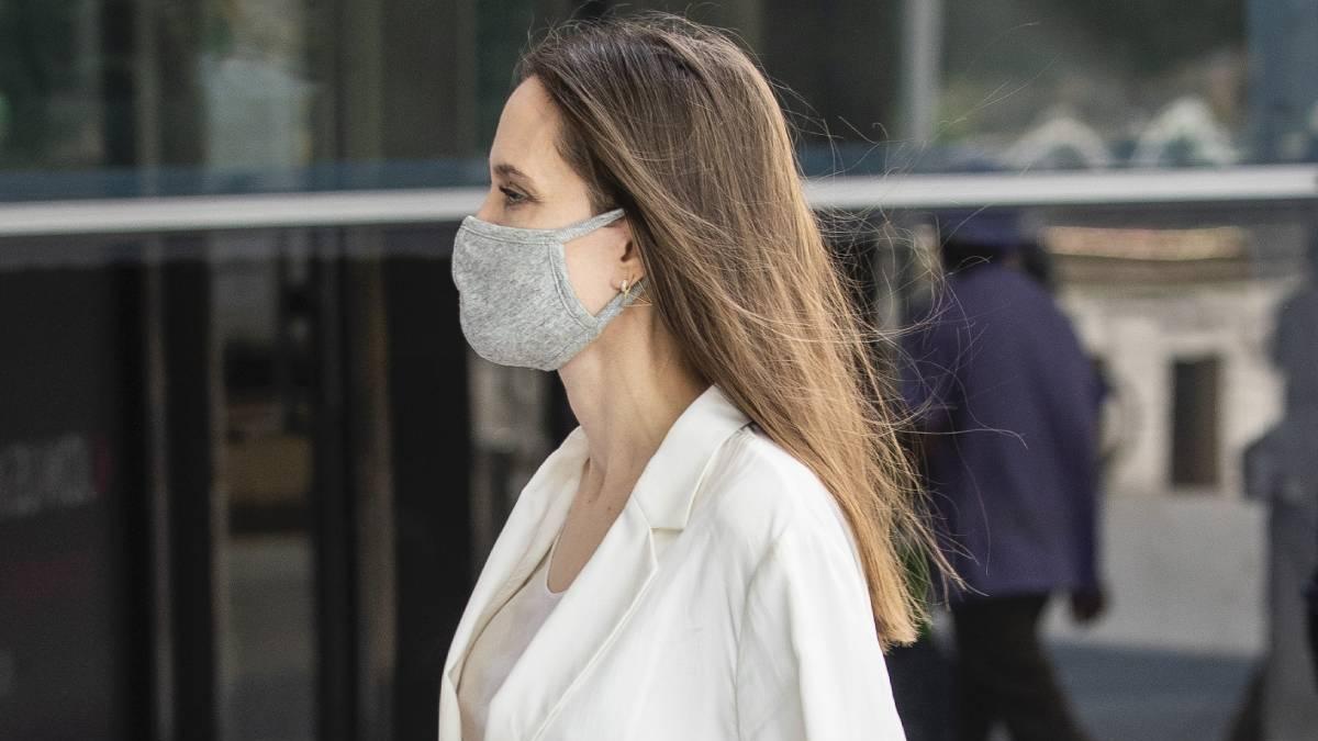 Angelina Jolie sabe que el traje blanco es para el verano